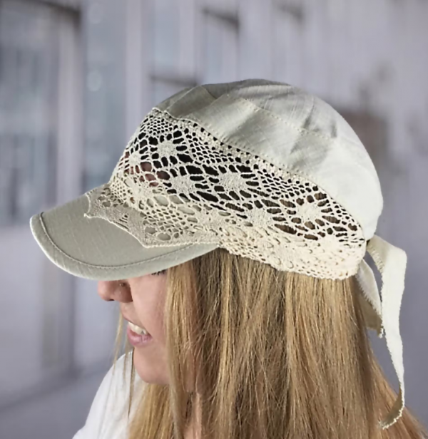 Topi berkerah dengan hiasan renda